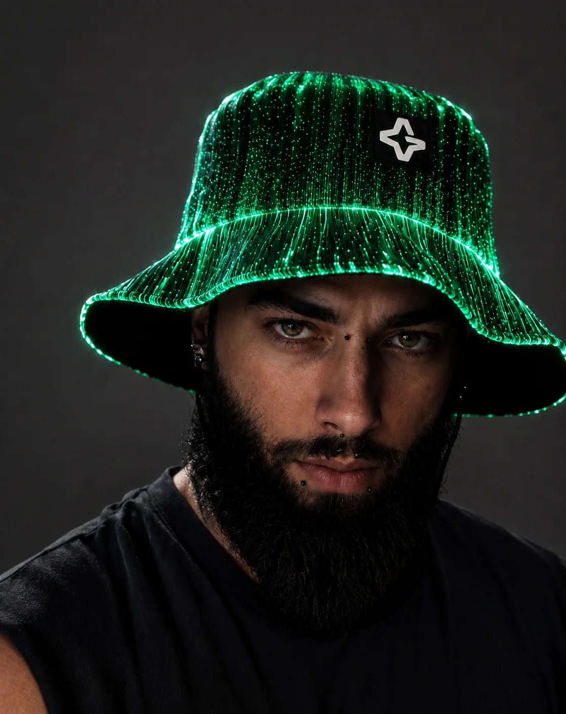 Model v zelenom fiber optic bucket hate