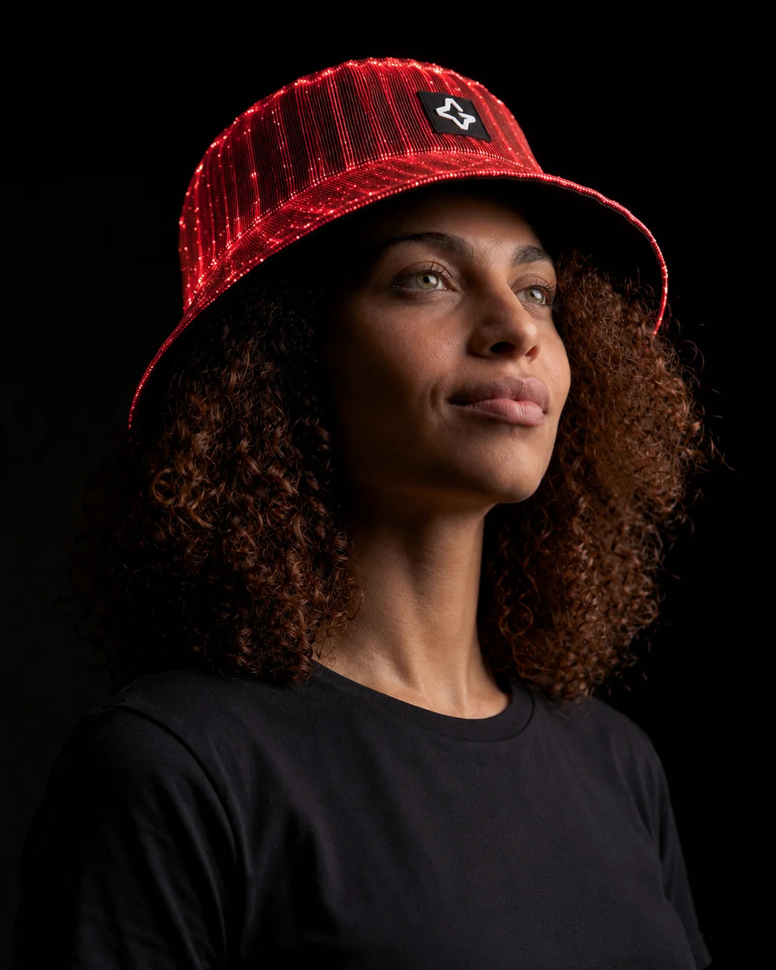 Modelka v červenom fiber optic bucket hate
